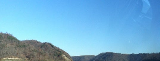 West Virginia mountainsss is one of 🖤💀🖤 LiivingD3adGirl'in Beğendiği Mekanlar.