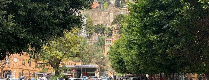 Stazione Napoli Piazza Amedeo is one of Tempat yang Disukai Stefan.