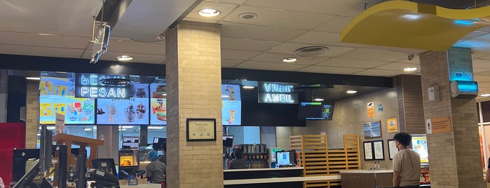 McDonald's is one of الاماكن اللي حول ذا قروف.