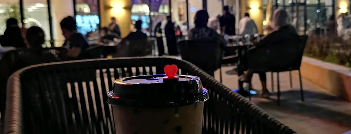 Cosmo Café is one of Lugares favoritos de Abdullah.