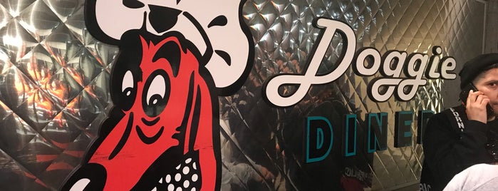 Doggie Diner is one of Locais curtidos por Ryan.