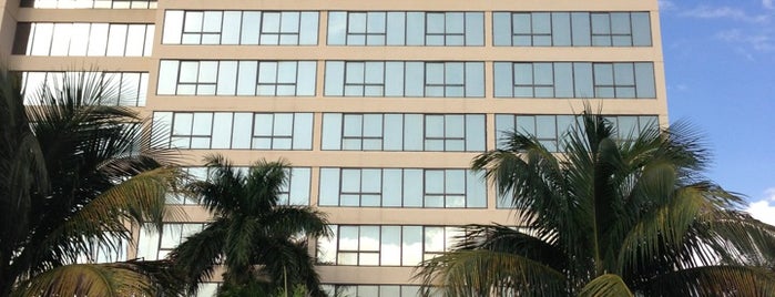 Howard Johnson Plaza Hotel is one of สถานที่ที่ Fernando ถูกใจ.
