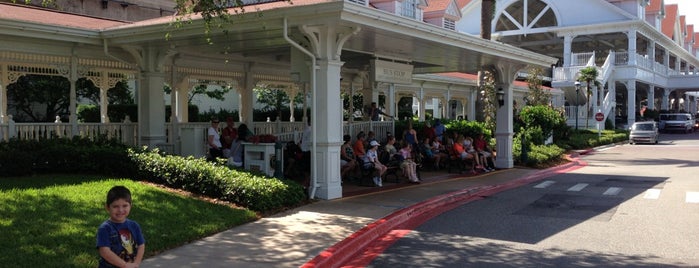 Grand Floridian Bus Stop is one of Mikeさんのお気に入りスポット.