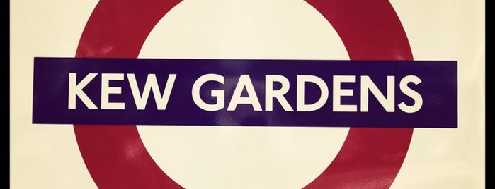 Kew Gardens Underground Station is one of Orte, die Carl gefallen.
