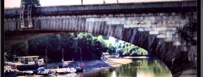 Kew Bridge is one of Lugares favoritos de Sarah.