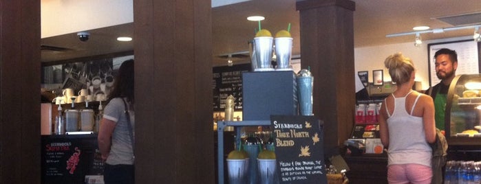 Starbucks is one of สถานที่ที่ Serif ถูกใจ.