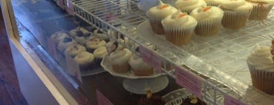 LuLi's Cupcakes is one of สถานที่ที่บันทึกไว้ของ Kimmie.