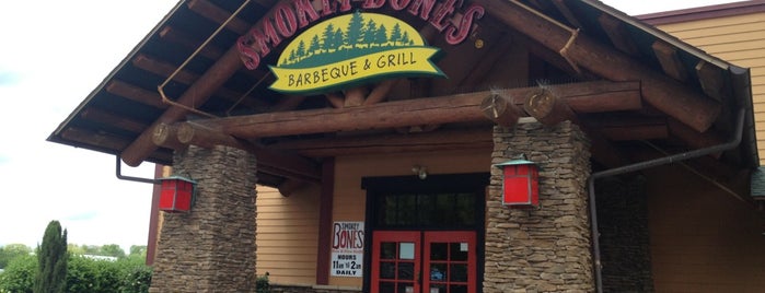 Smokey Bones Bar & Fire Grill is one of Posti che sono piaciuti a JD.