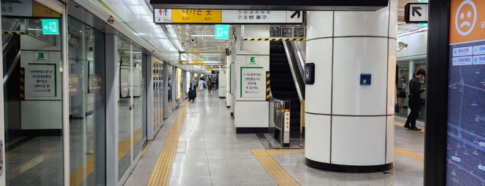 Seoul Nat'l Univ. Stn. is one of find a subway.
