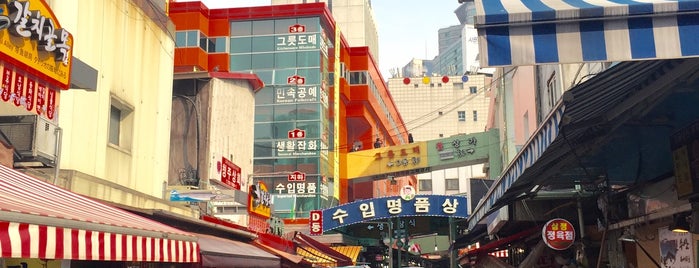 南大門市場 (ナムデムンシジャン) is one of Seoul 5 Hours: K-beauty capital.