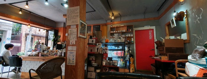 Cafe Sanda is one of Tempat yang Disukai Yongsuk.
