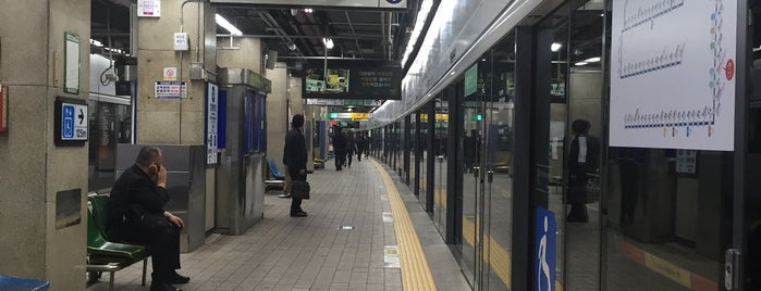 チョンニャンニ駅 is one of 서울 지하철 1호선 (Seoul Subway Line 1).