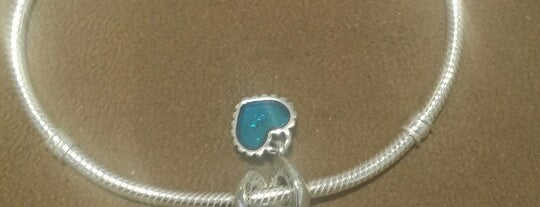 PANDORA Jewelry is one of Lindsayeさんのお気に入りスポット.