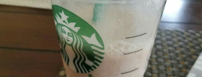 Starbucks is one of Lugares favoritos de Theresa.