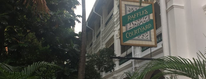 Raffles Courtyard & Gazebo Bar is one of angeline'nin Beğendiği Mekanlar.