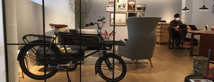 REPUBLIC OF FRITZ HANSEN STORE AOYAMA is one of Furniture Stores in Tokyo.