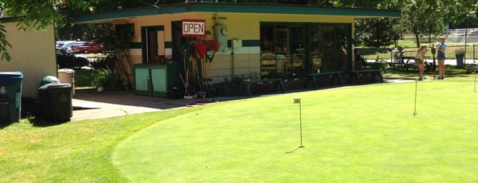 Green Lake Golf Course is one of Tempat yang Disukai Daniel.