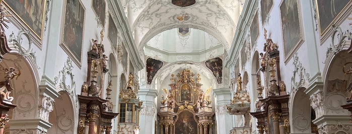 Monasterio de San Pedro is one of Salzburg.