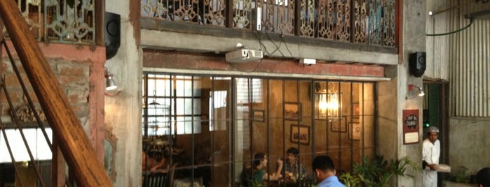 Pali Village Café is one of Bombay Places.