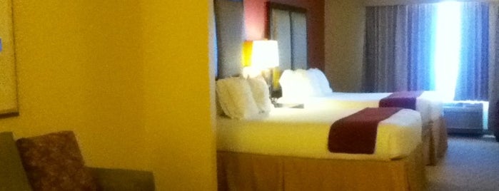 Holiday Inn Express & Suites Nashville-Opryland is one of Tempat yang Disukai Colin.