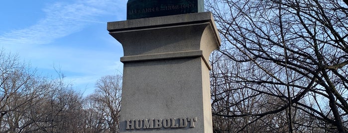 Alexander von Humboldt Statue is one of Lieux qui ont plu à KIRK.