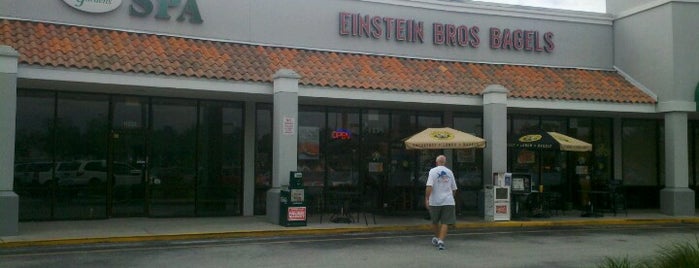 Einstein Bros Bagels is one of Lugares favoritos de Chris.