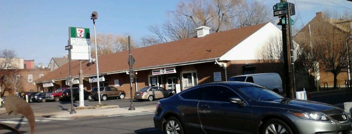 7-Eleven is one of Orte, die Jahy gefallen.