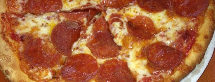 Singas Famous Pizza is one of Food'sploration.