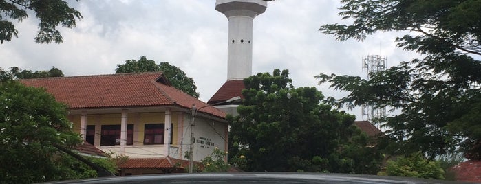 Mesjid Agung Ats-Tsaurah Serang is one of syamsul Ma'arif.