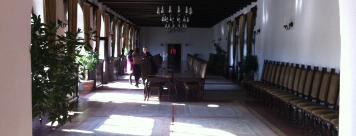 Hotel Medieval is one of Locais curtidos por Luis.