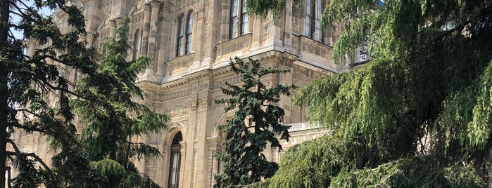 Palais Dolmabahçe is one of Lieux qui ont plu à Nadiia.