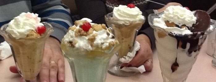 Friendly's is one of Lugares favoritos de Christopher.