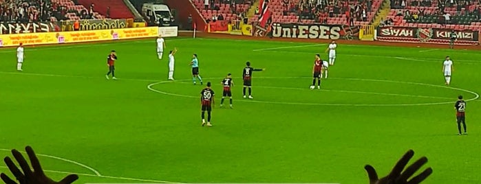 Yeni Eskişehir Stadyumu is one of Locais curtidos por Erkan.