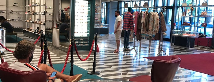 Gucci Outlet is one of O que há em Miami.