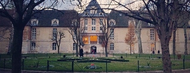 Jardin de l'Hôpital Saint-Louis is one of Lieux qui ont plu à Olivier.