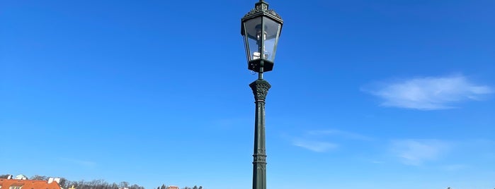 Honest Lamp is one of Praga.