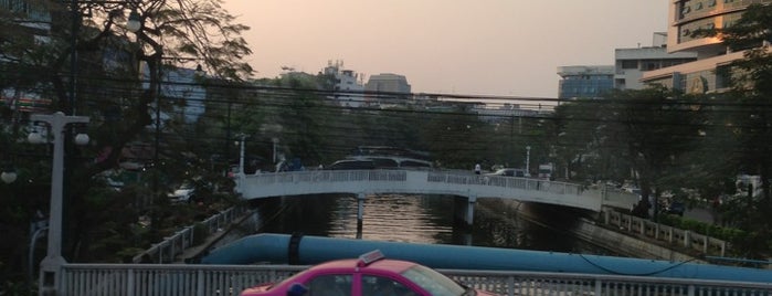 Chaturaphak Rangsarit Bridge (Saphan Khao) is one of Lugares favoritos de mika.