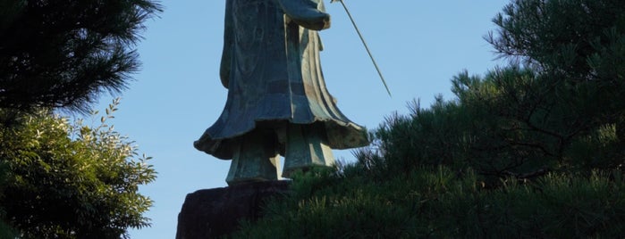 Statue of Prince Yamato Takeru is one of สถานที่ที่ Kotaro ถูกใจ.