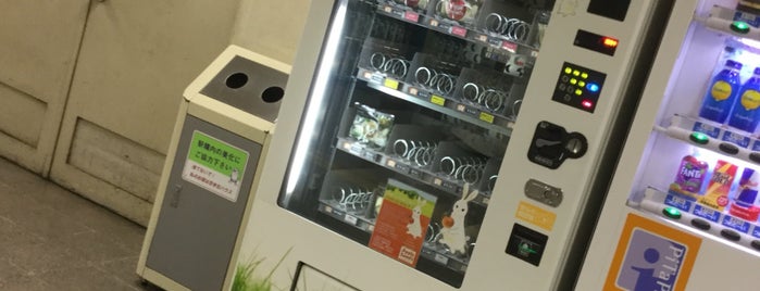 阪急 梅田駅 りんごの自動販売機 is one of ぎゅ↪︎ん 🐾🦁さんのお気に入りスポット.