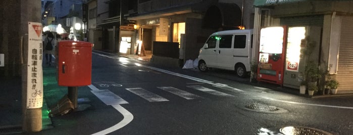 室町六角 交差点 is one of まだまだポストがあるじゃないか.