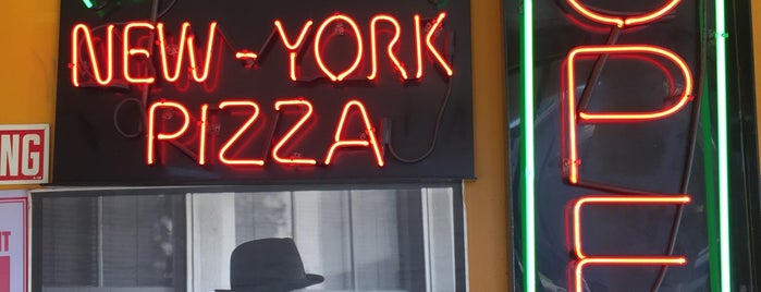 Frankie Johnnies NY Pizza is one of Tempat yang Disukai Shamus.