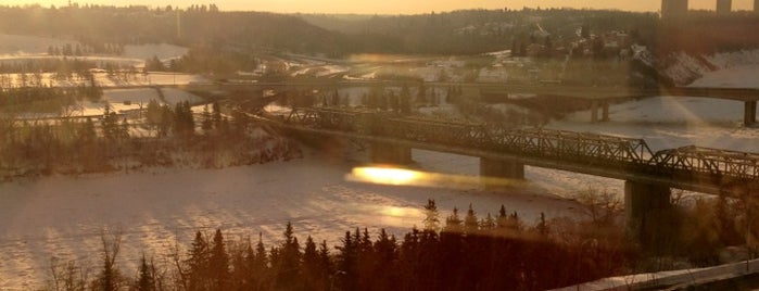 Courtyard Edmonton Downtown is one of สถานที่ที่ Lee ถูกใจ.