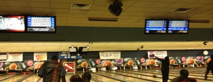 Burr Oak Bowl is one of สถานที่ที่ Rick E ถูกใจ.