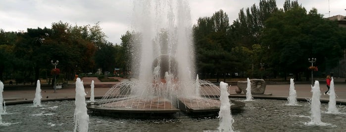 Площа Маяковського is one of парки.