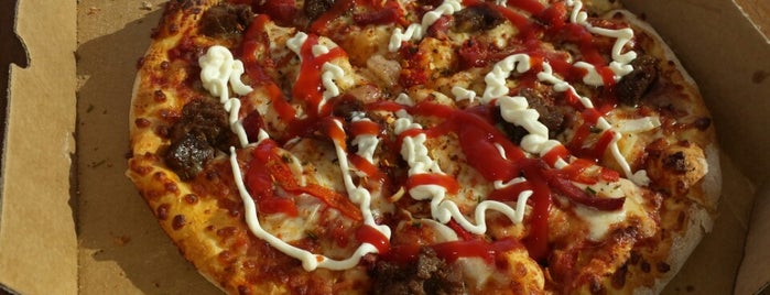 Domino's Pizza is one of สถานที่ที่ Mehmet ถูกใจ.