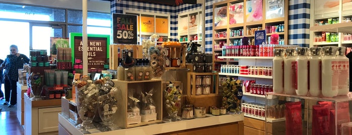 Bath & Body Works is one of Lovely 님이 좋아한 장소.