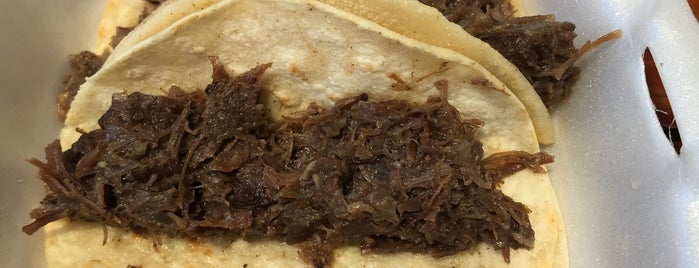 Dos Tacos is one of Lugares favoritos de Trevor.