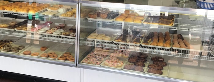 Sunrise Donuts is one of สถานที่ที่ Kat ถูกใจ.