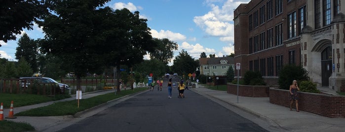 Open Streets, NE Central is one of Posti che sono piaciuti a Ray.