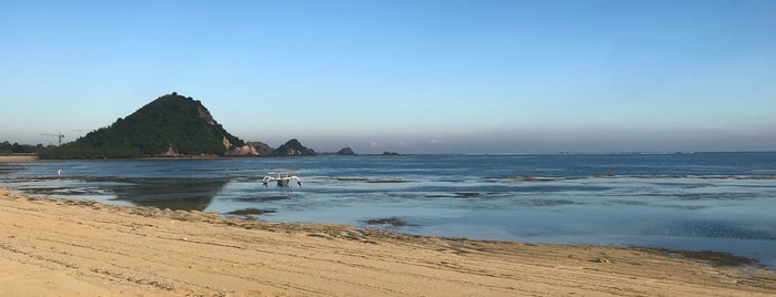 Pantai Mandalika (Kuta) is one of สถานที่ที่ Sophie ถูกใจ.